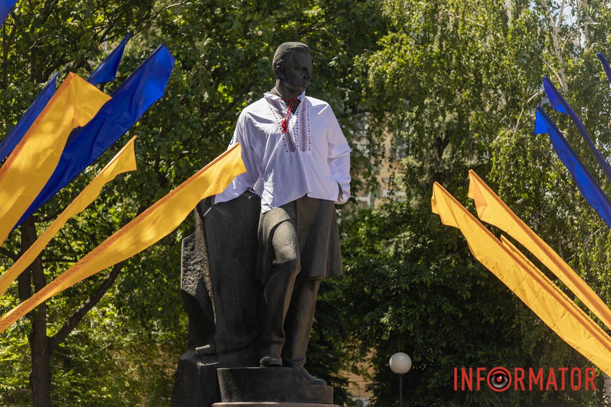 Тепла погода дає змогу відсвяткувати на повну У Дніпрі до Дня вишиванки пам’ятник Полю вдягнули в національне вбрання 6