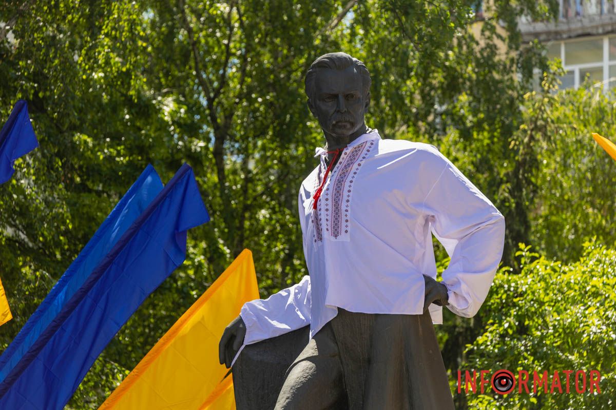 Пам'ятник можна знайти на проспекті Дмитра Яворницького У Дніпрі до Дня вишиванки пам’ятник Полю вдягнули в національне вбрання 7