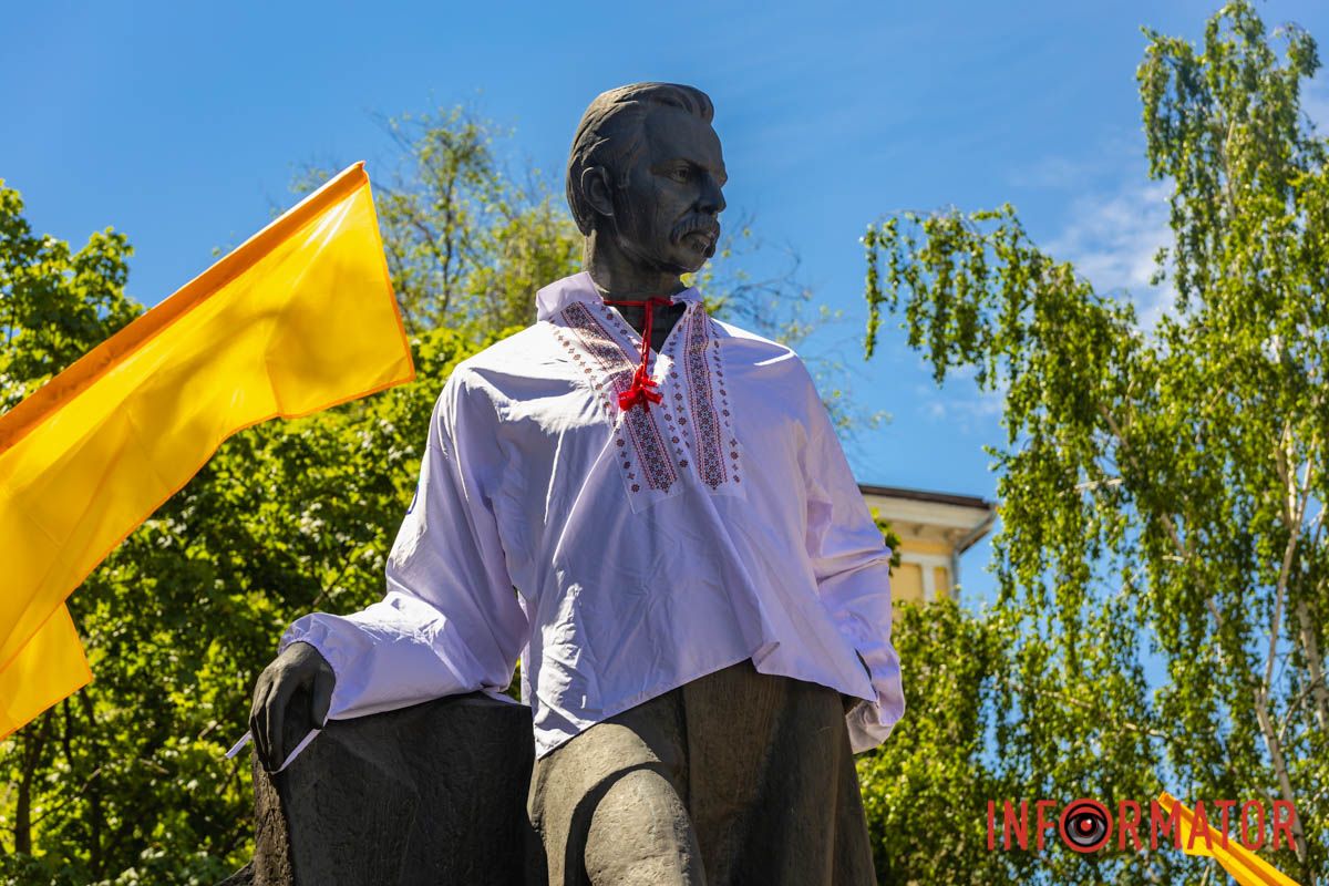 Одягнули в національний одяг У Дніпрі до Дня вишиванки пам’ятник Полю вдягнули в національне вбрання 3