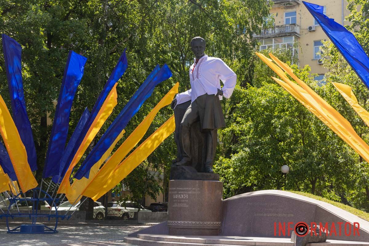 З нагоди свята пам'ятник Полю прикрасили У Дніпрі до Дня вишиванки пам’ятник Полю вдягнули в національне вбрання 2