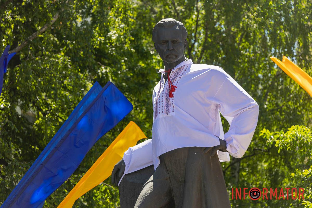 На правому плечі Поля можна побачити герб Дніпра У Дніпрі до Дня вишиванки пам’ятник Полю вдягнули в національне вбрання 5