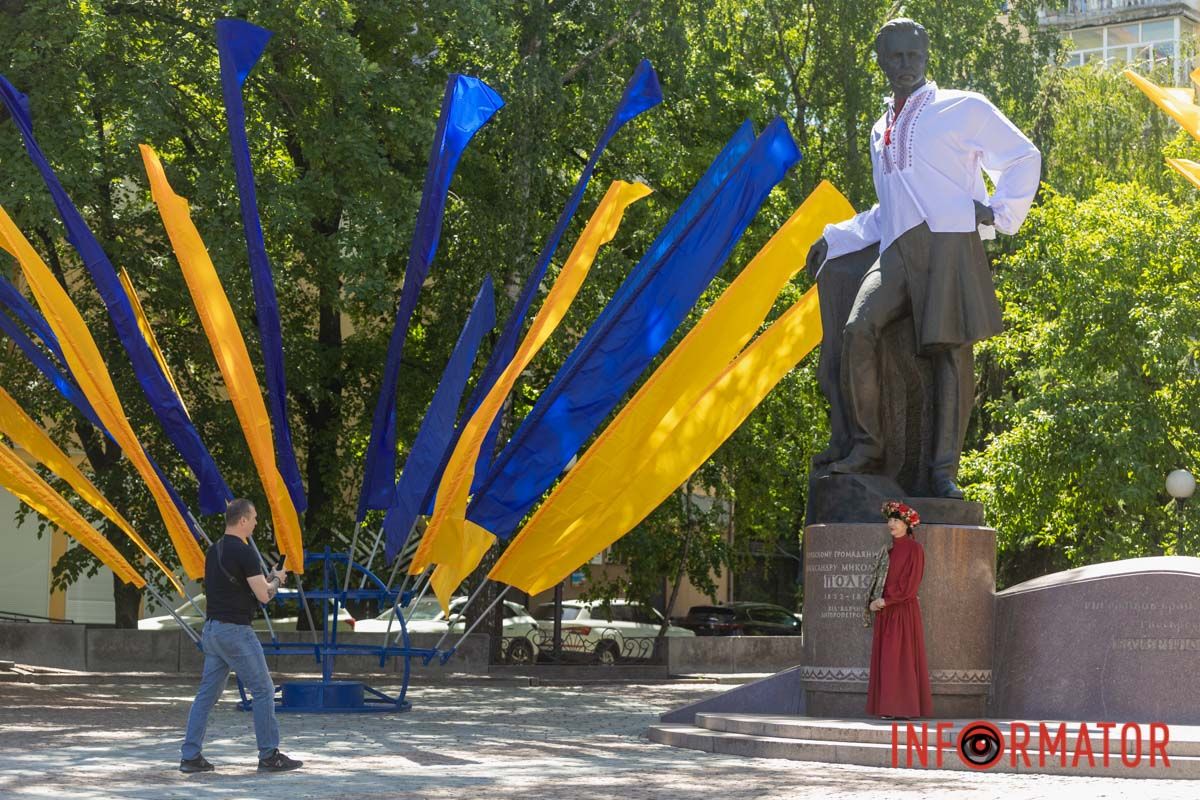 У національному одязі та військовому пікселі У Дніпрі до Дня вишиванки пам’ятник Полю вдягнули в національне вбрання 8