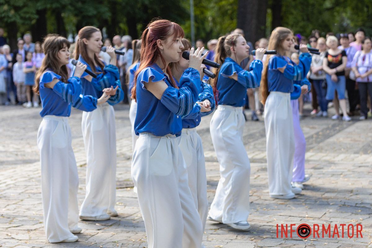 Як у Дніпрі святкували День вишиванки у парку Шевченка та на Успенській площі 8