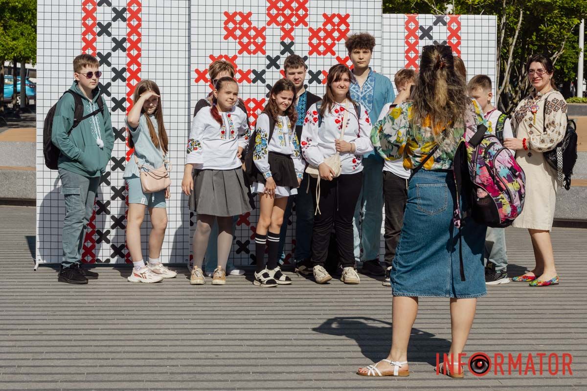 Як у Дніпрі святкували День вишиванки у парку Шевченка та на Успенській площі 13