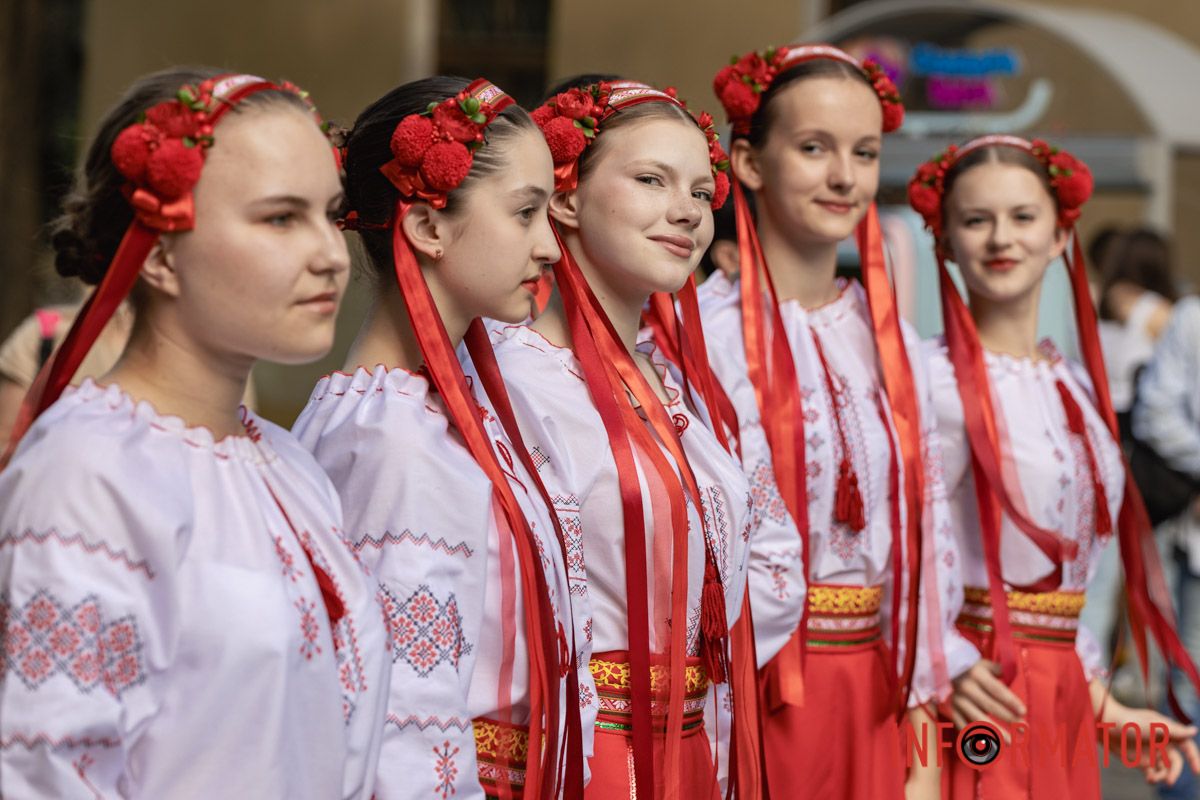 Як у Дніпрі святкували День вишиванки у парку Шевченка та на Успенській площі 17