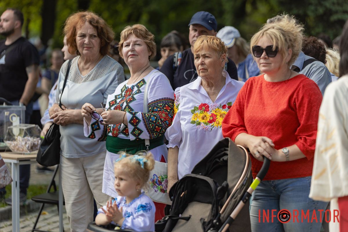 Як у Дніпрі святкували День вишиванки у парку Шевченка та на Успенській площі 33