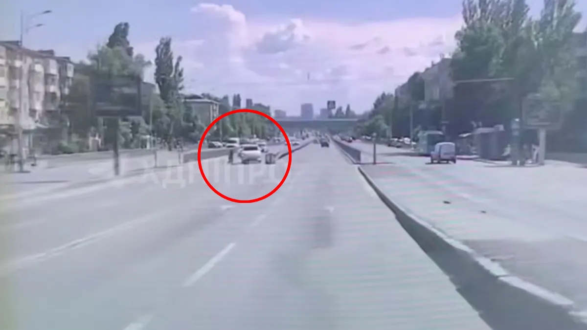 У Дніпрі на Слобожанському позашляховик на “зелений” збив літню жінку, яка перебігала дорогу: відео моменту
