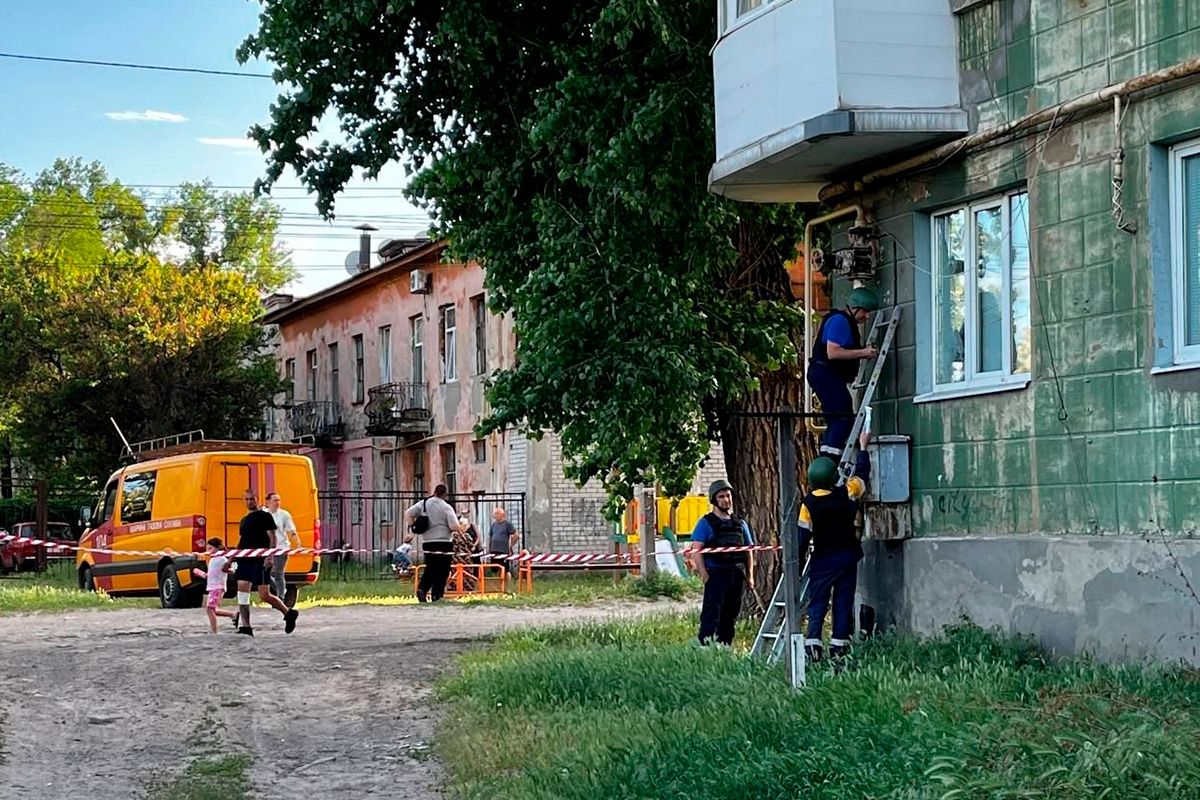 Внаслідок атаки пошкоджені багатоповерхові будинки та є постраждалі Внаслідок атаки пошкоджені багатоповерхові будинки та є постраждалі