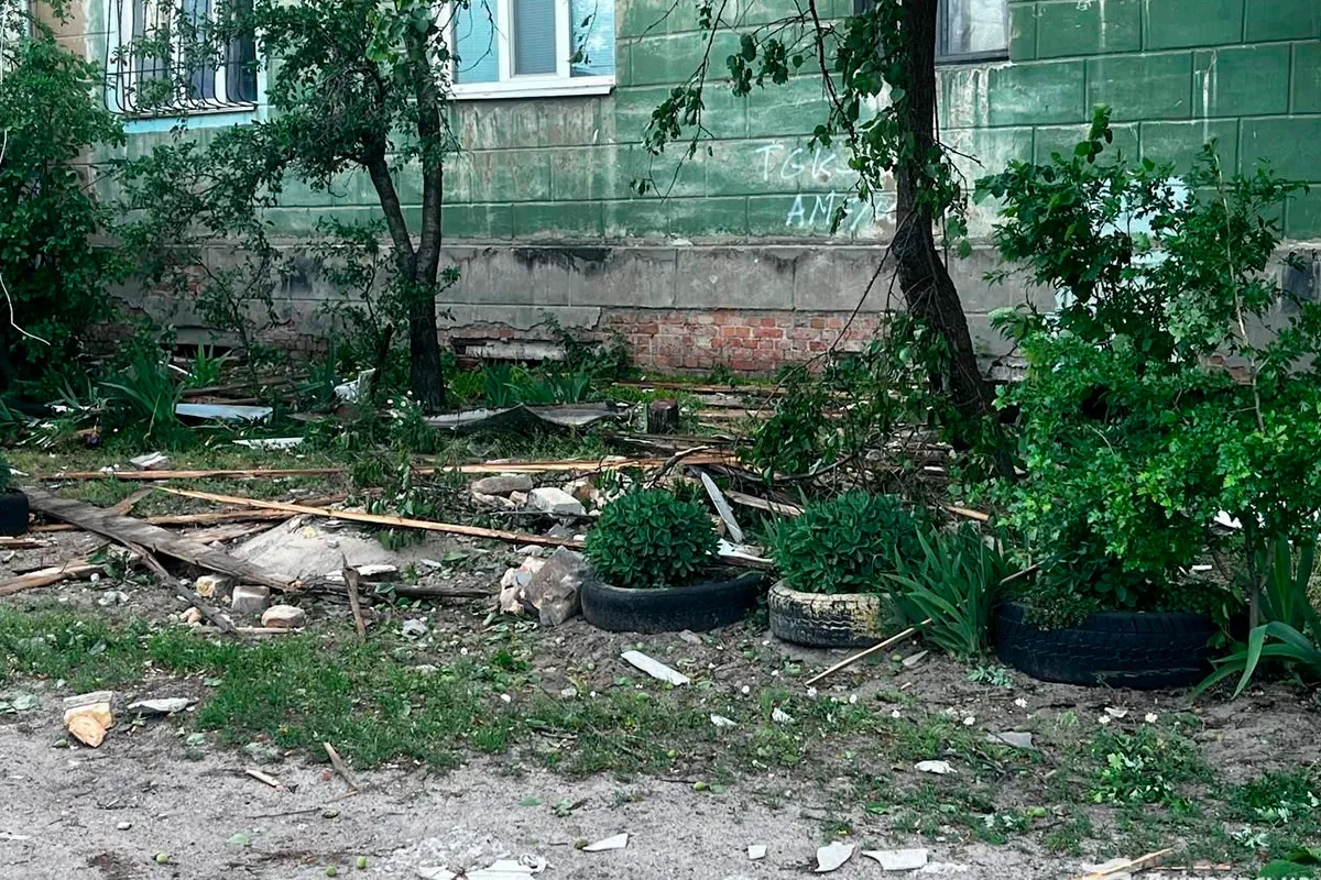 За словами заступника міського голови Дніпра Юрія Яндульського, близько 16:00 ударний безпілотник влучив у житлову забудову За словами заступника міського голови Дніпра Юрія Яндульського, близько 16:00 ударний безпілотник влучив у житлову забудову