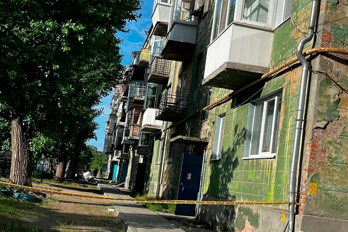 Пошкоджень зазнали 9-поверховий та 4-поверховий будинки Пошкоджень зазнали 9-поверховий та 4-поверховий будинки