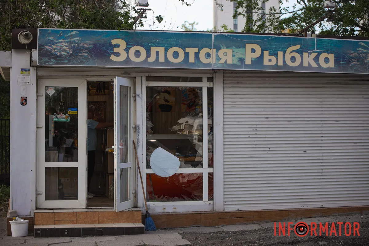 В заведении убирают обломки стекла