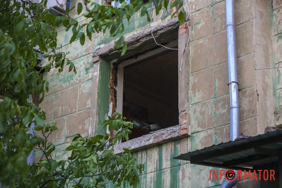 Обломки стен и стекла, спасатели и изуродованные дома: как выглядит место ударов по Днепру 21 мая 45