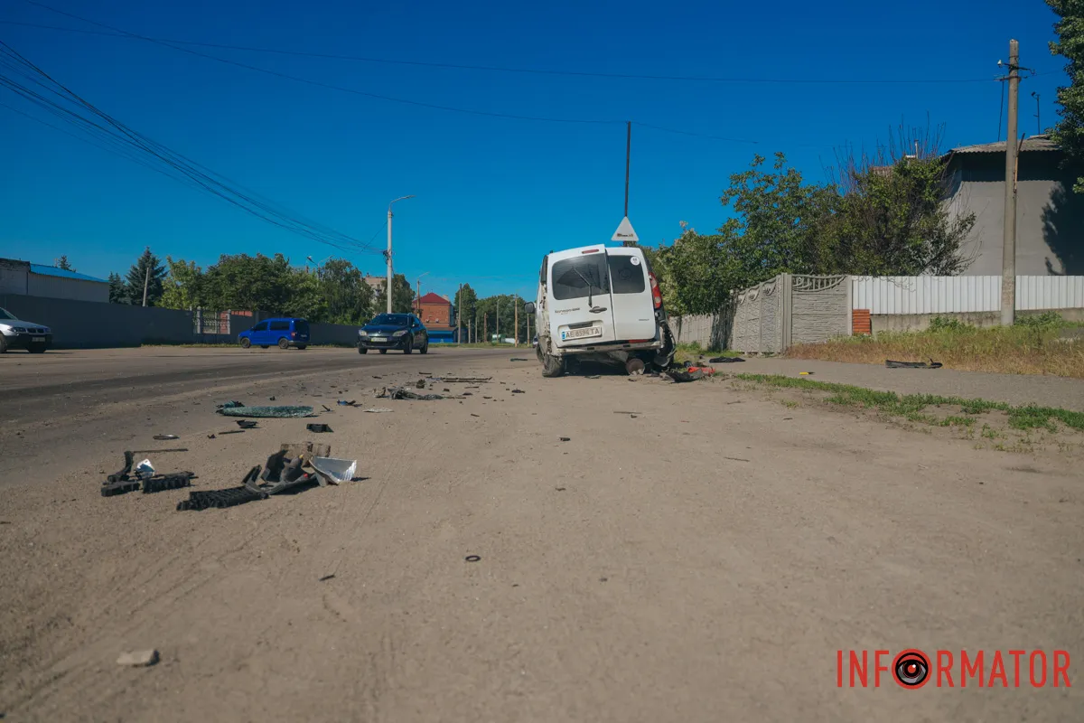 Дорогою розкидало уламки