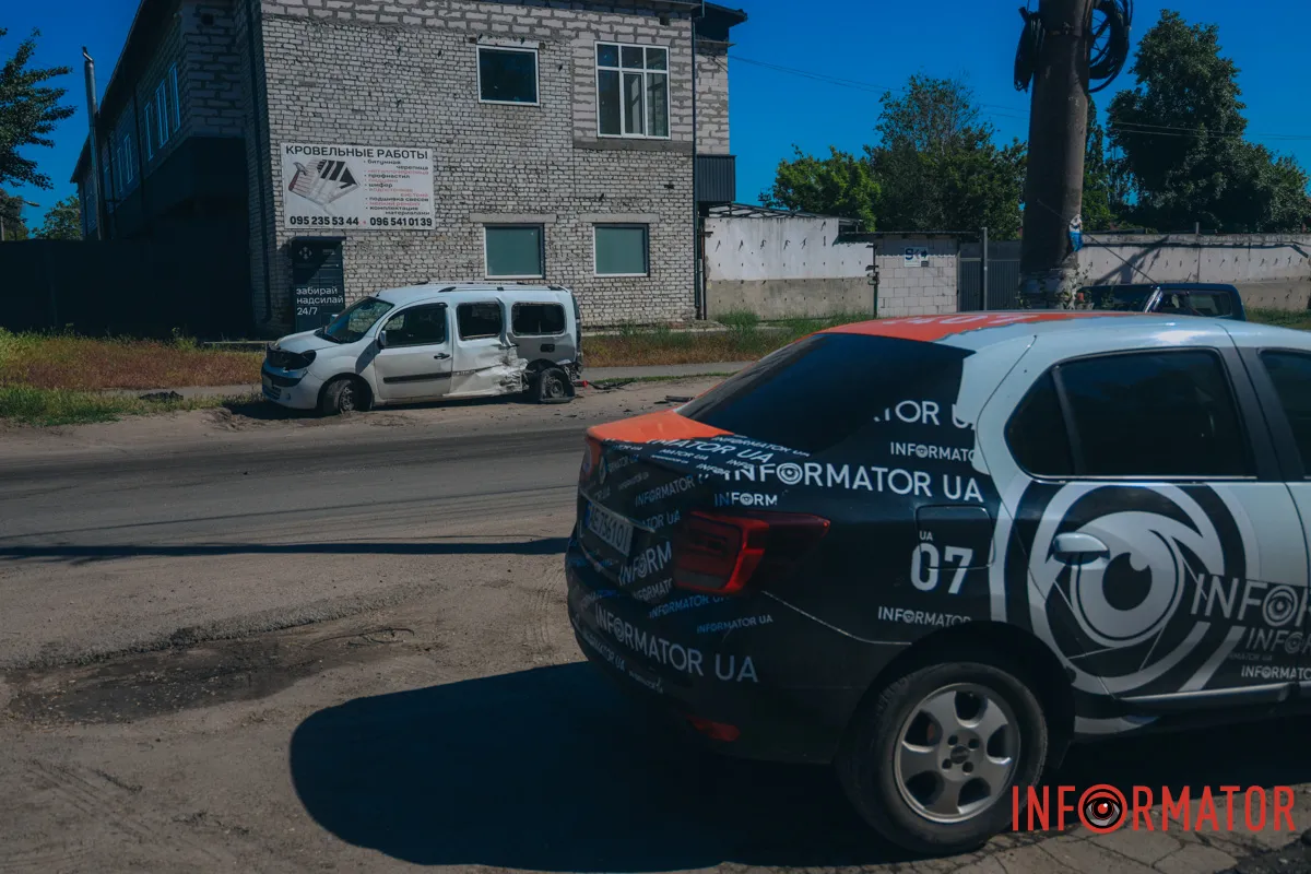 Машину віднесло на узбіччя