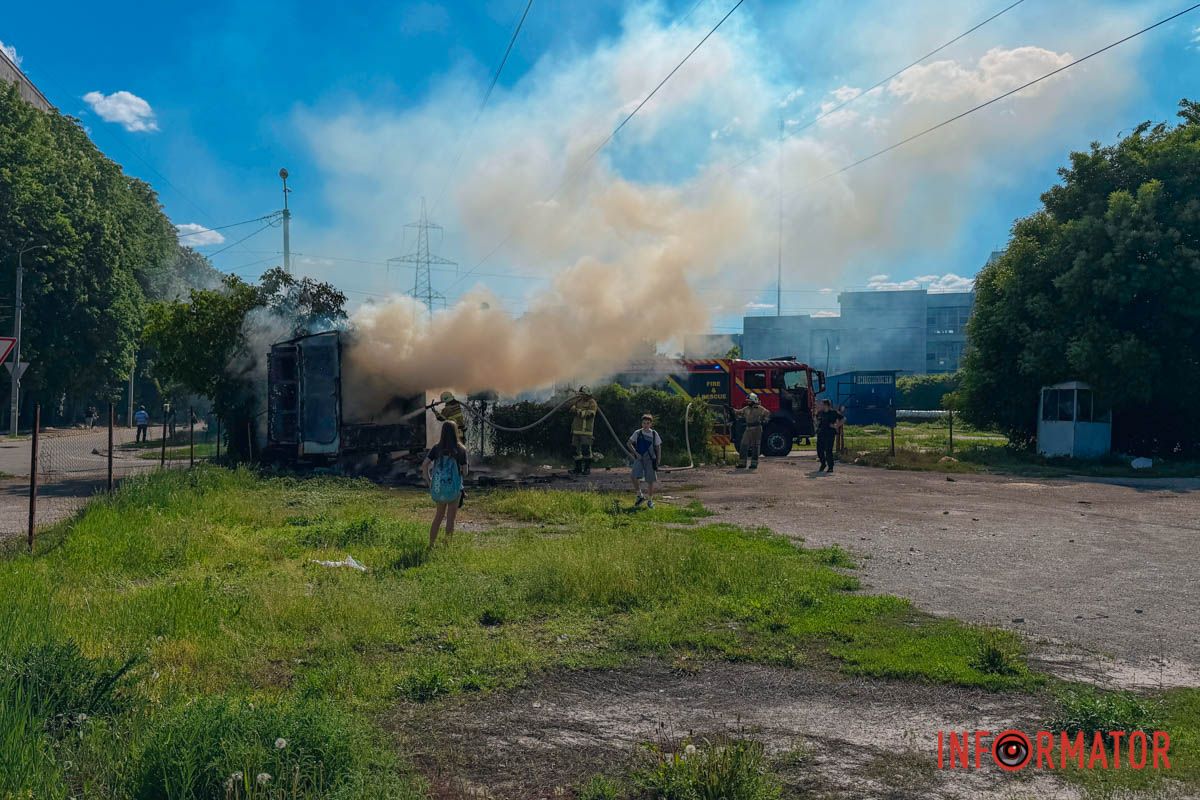 Рятувальники ліквідовують вогонь
