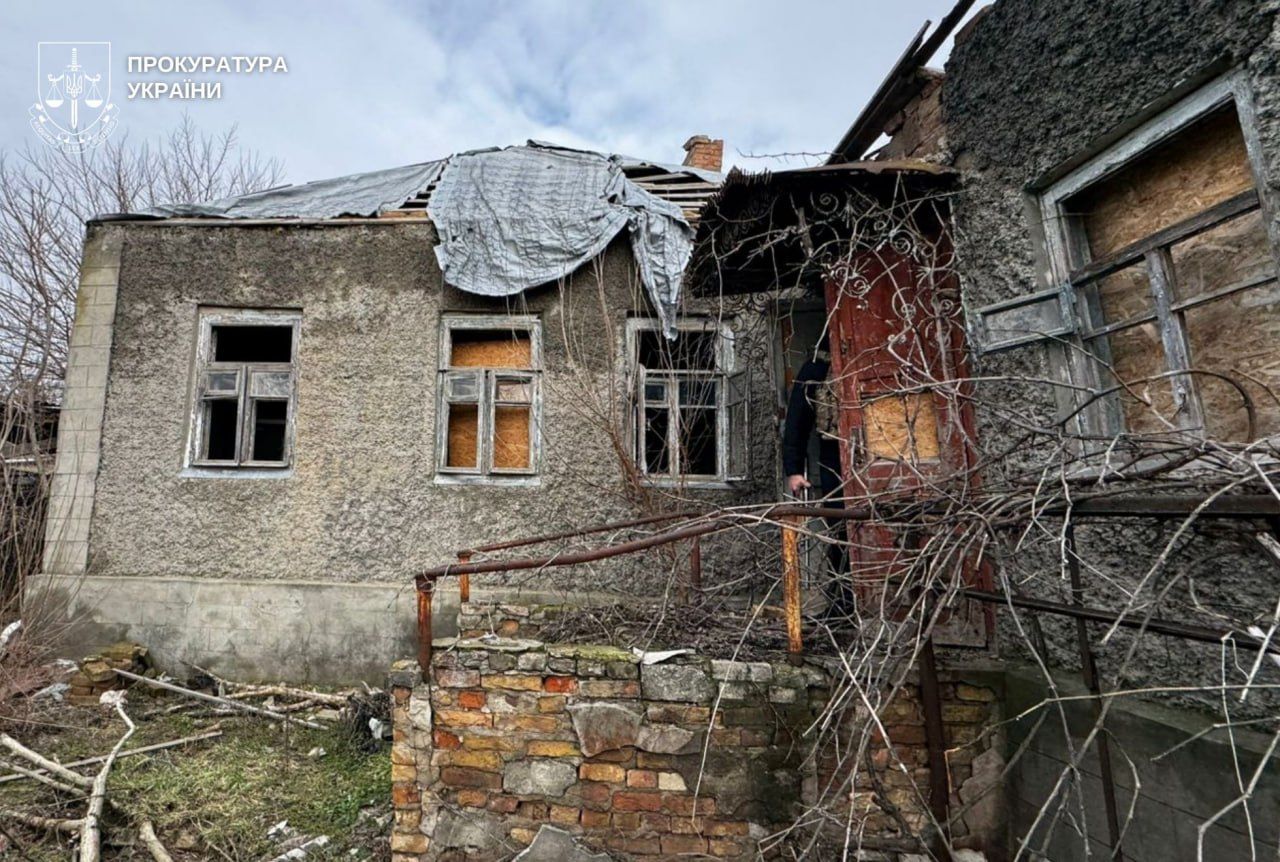 Как установили правоохранители, здание имело только повреждение крыши,
