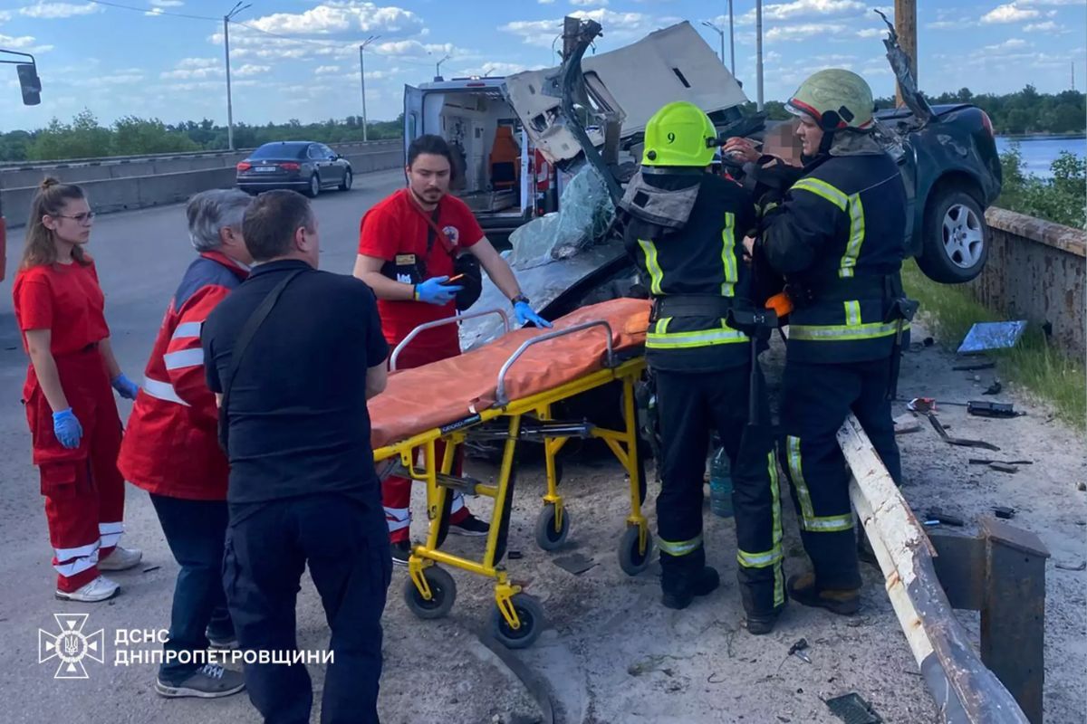 Їх деблокували рятувальники та госпіталізували до лікарні Їх деблокували рятувальники та госпіталізували до лікарні