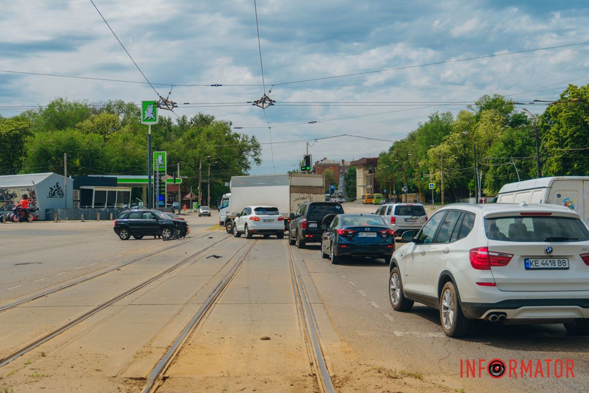В Днепре на проспекте Богдана Хмельницкого столкнулись автомобиль и мотоциклист: мужчина слетел с двухколесного и сломал ногу 15