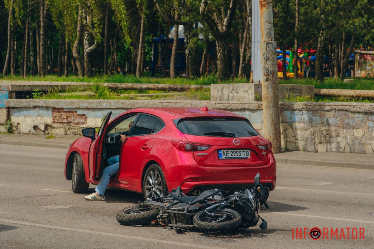 В Днепре на проспекте Богдана Хмельницкого столкнулись автомобиль и мотоциклист: мужчина слетел с двухколесного и сломал ногу 14