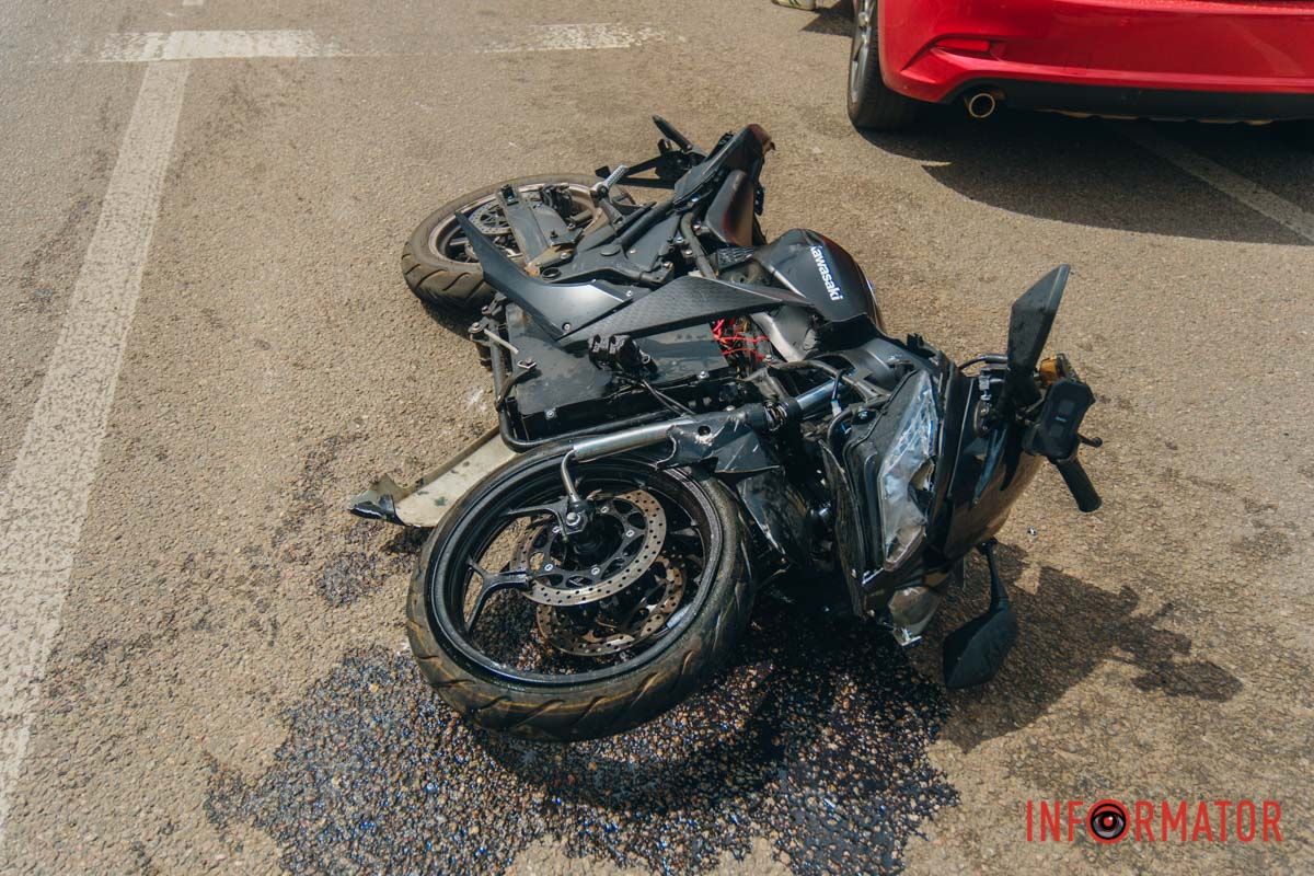 В Днепре на проспекте Богдана Хмельницкого столкнулись автомобиль и мотоциклист: мужчина слетел с двухколесного и сломал ногу 13