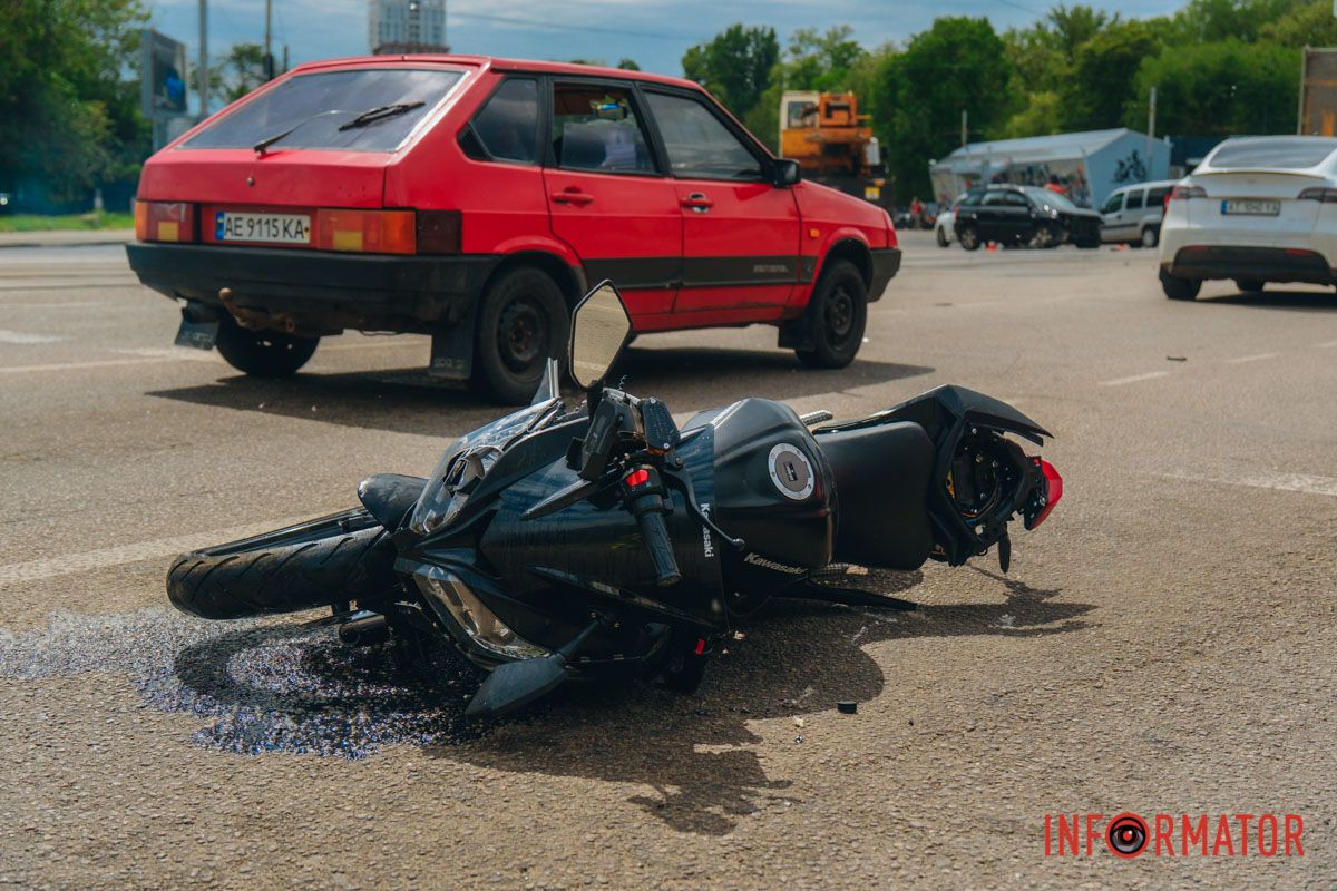 В Днепре на проспекте Богдана Хмельницкого столкнулись автомобиль и мотоциклист: мужчина слетел с двухколесного и сломал ногу 5