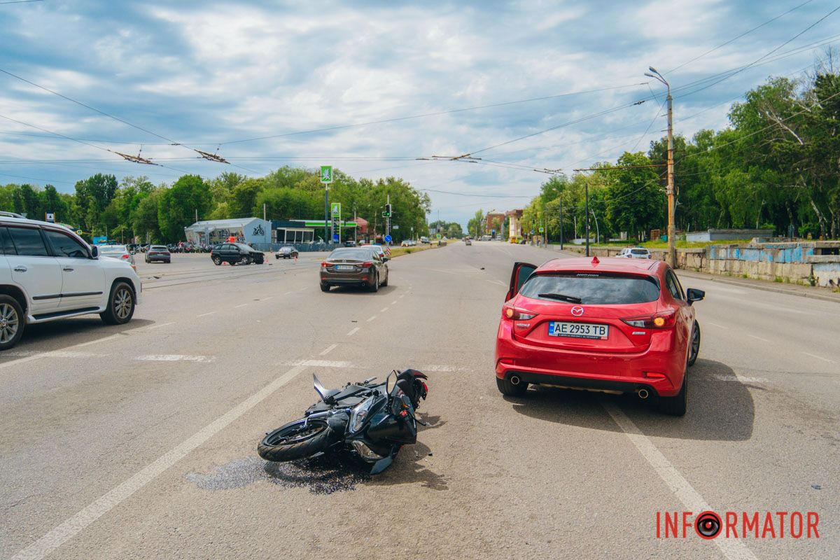 В Днепре на проспекте Богдана Хмельницкого столкнулись автомобиль и мотоциклист: мужчина слетел с двухколесного и сломал ногу 7
