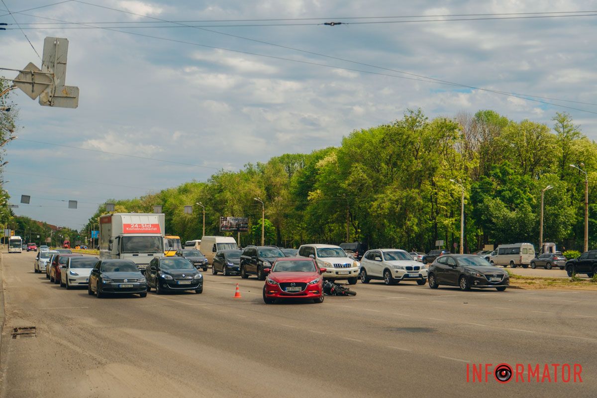 В Днепре на проспекте Богдана Хмельницкого столкнулись автомобиль и мотоциклист: мужчина взлетел с двухколесного и сломал ногу.