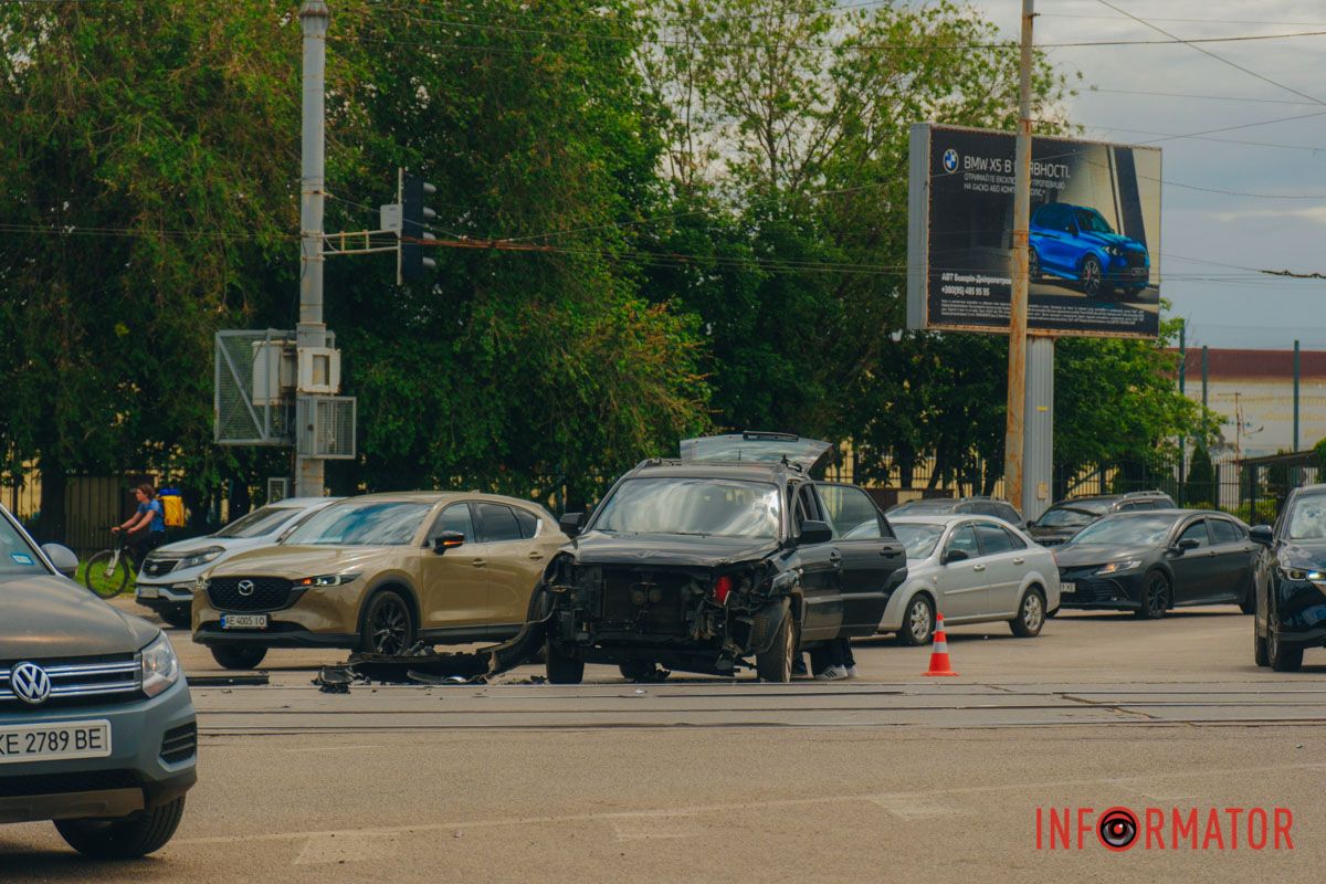 В Днепре на проспекте Богдана Хмельницкого столкнулись автомобиль и мотоциклист: мужчина взлетел с двухколесного и сломал ногу.