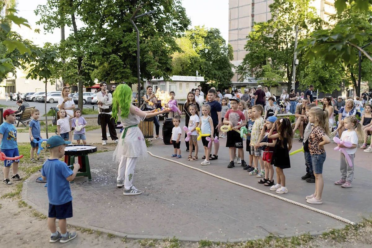 Фото: Дмитрий Кисилевский Аниматоры и конкурсы: в Днепре на левом берегу провели детский праздник под открытым небом 13