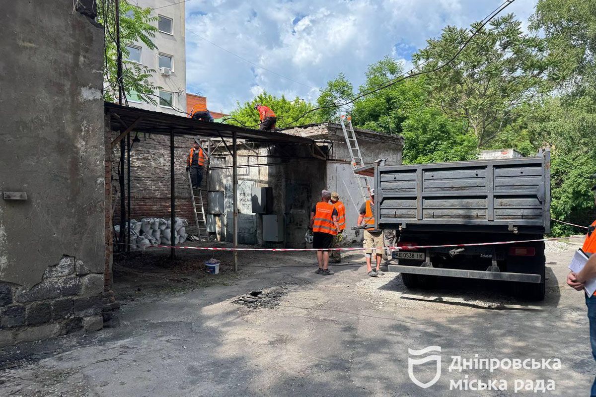 Як повідомили в інспекції з питань благоустрою міськради, споруда тривалий час стояла на території загального користування без жодних дозвільних документів