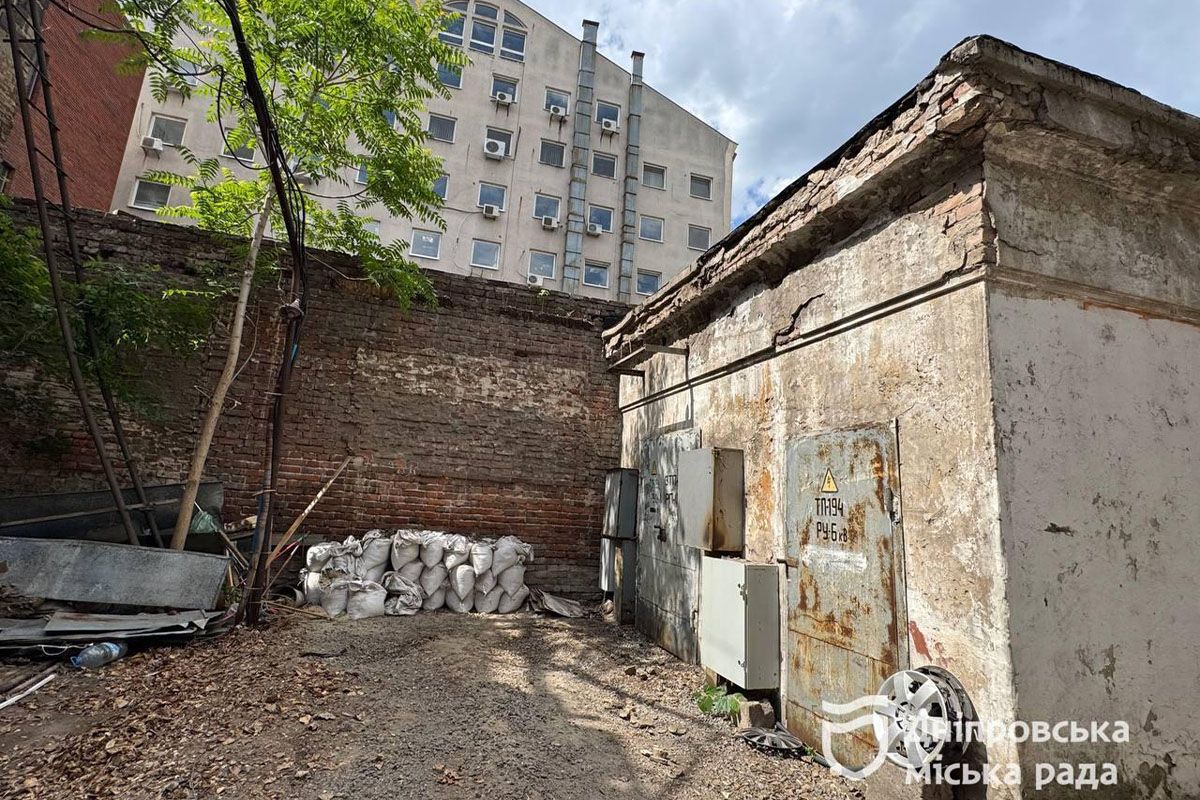 Власнику неодноразово видавали приписи з вимогою надати документи або самостійно демонтувати конструкцію