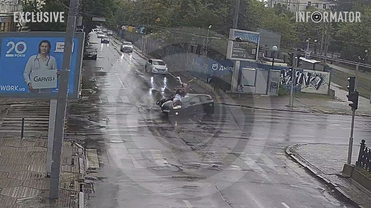 У Дніпрі біля оперного театру Fiat зіткнувся з мотоциклом: пасажирку двоколісного реанімували медики