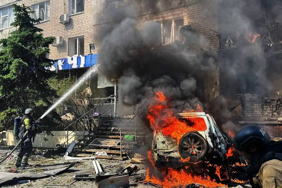 Кількість постраждалих зросла до 10 У Павлограді зросла кількість постраждалих через ворожий удар по будинку: фото від ДСНС 3