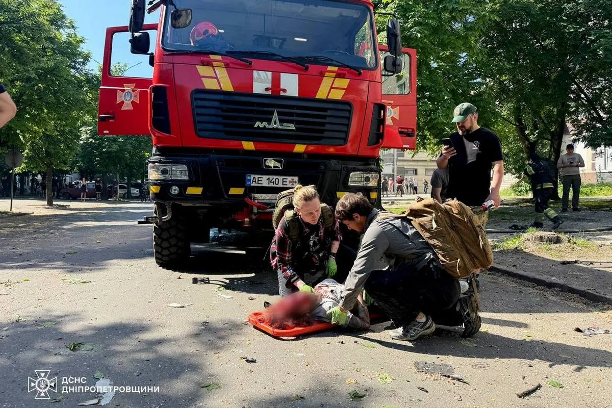 Троє людей знаходяться у тяжкому стані У Павлограді зросла кількість постраждалих через ворожий удар по будинку: фото від ДСНС 4
