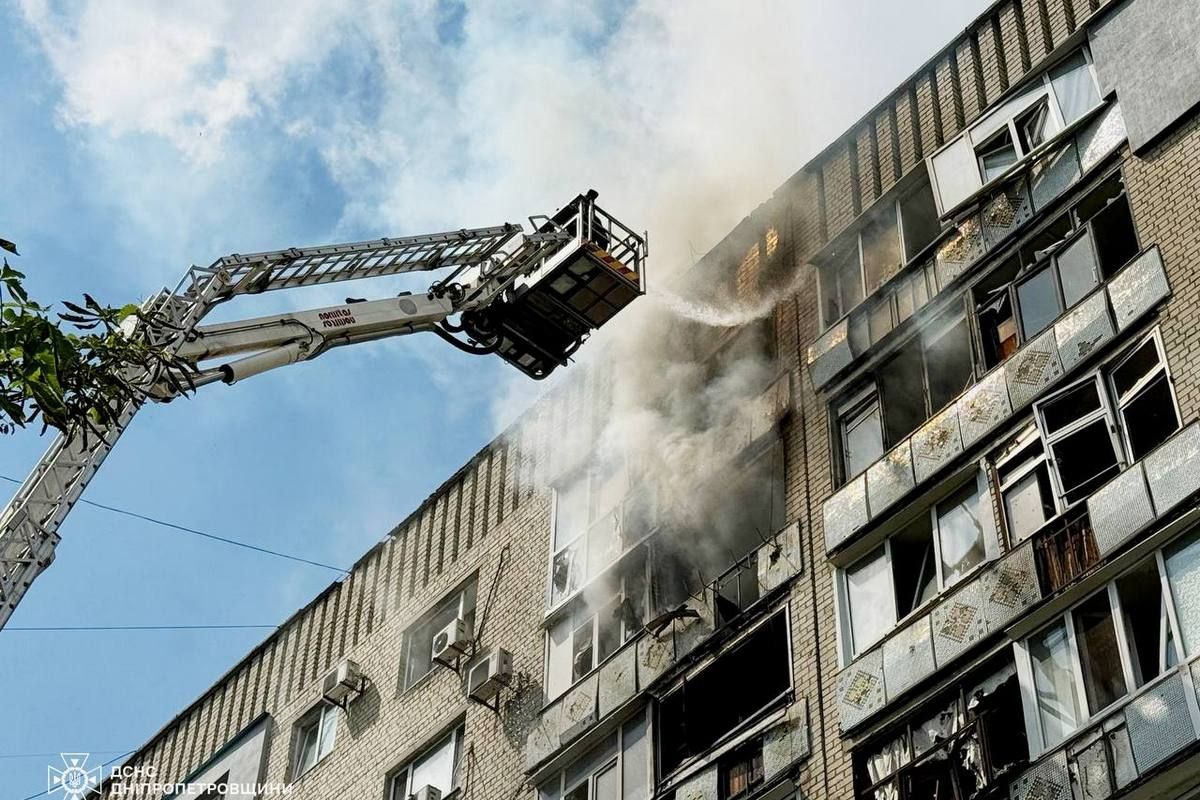 Горіла багатоповерхівка та авто поруч У Павлограді зросла кількість постраждалих через ворожий удар по будинку: фото від ДСНС 6