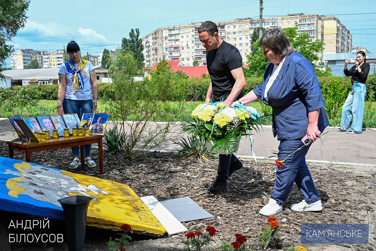 Андрій Білоусов з квітами У Кам'янському у Ліцеї №29 відкрили оновлений шкільний музей “Простір пам’яті: голоси мужності та свободи” 13