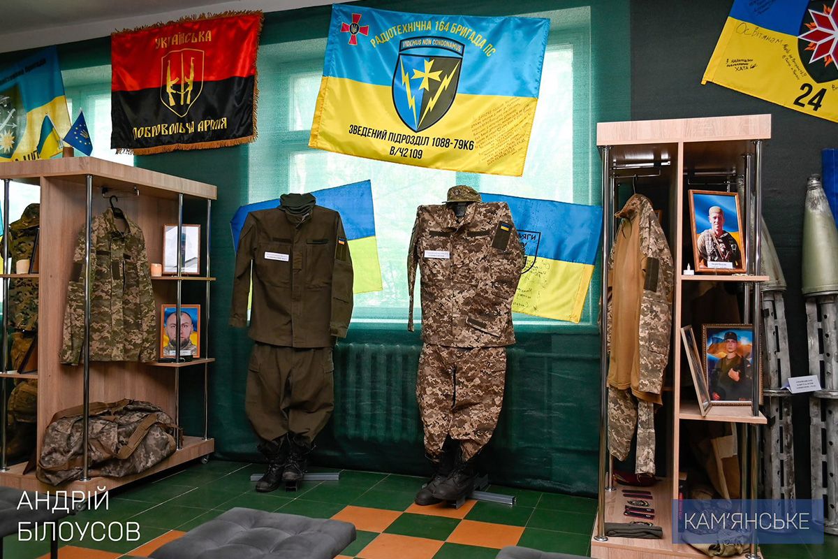 Ідея створення сучасного музейного простору народилася саме в учнівському середовищі та отримала підтримку громади У Кам'янському у Ліцеї №29 відкрили оновлений шкільний музей “Простір пам’яті: голоси мужності та свободи” 3
