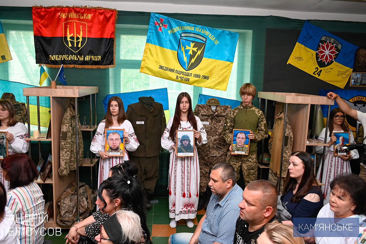 Проєкт реалізували завдяки перемозі учнів закладу у програмі “Бюджет участі. Діти – 2025” У Кам'янському у Ліцеї №29 відкрили оновлений шкільний музей “Простір пам’яті: голоси мужності та свободи” 2