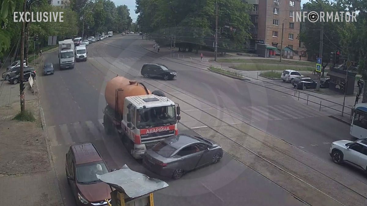 Відео моменту: у Дніпрі на проспекті Хмельницького вантажівка DAF розвернула Nissan