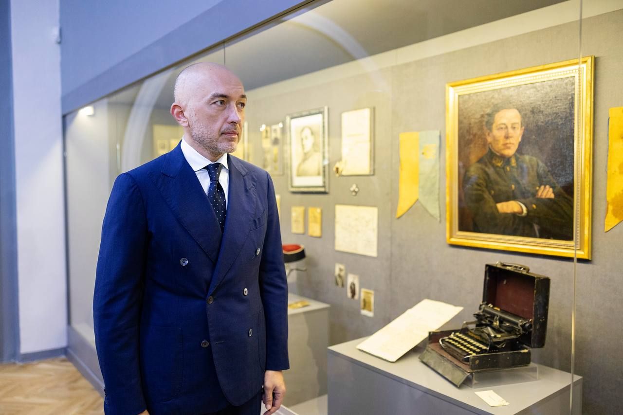 25 мая в Украине почтили 100-ю годовщину со дня гибели выдающегося государственного и военного деятеля, председателя Директории и Главного атамана войск УНР Симона Петлюры К 100-летию памяти Симона Петлюры: НБУ выпустил в обращение новую памятную монету 1