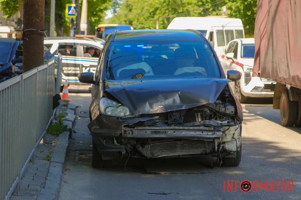 У Дніпрі на Незалежності зіткнулись Ford та Lada: рух ускладнено 15