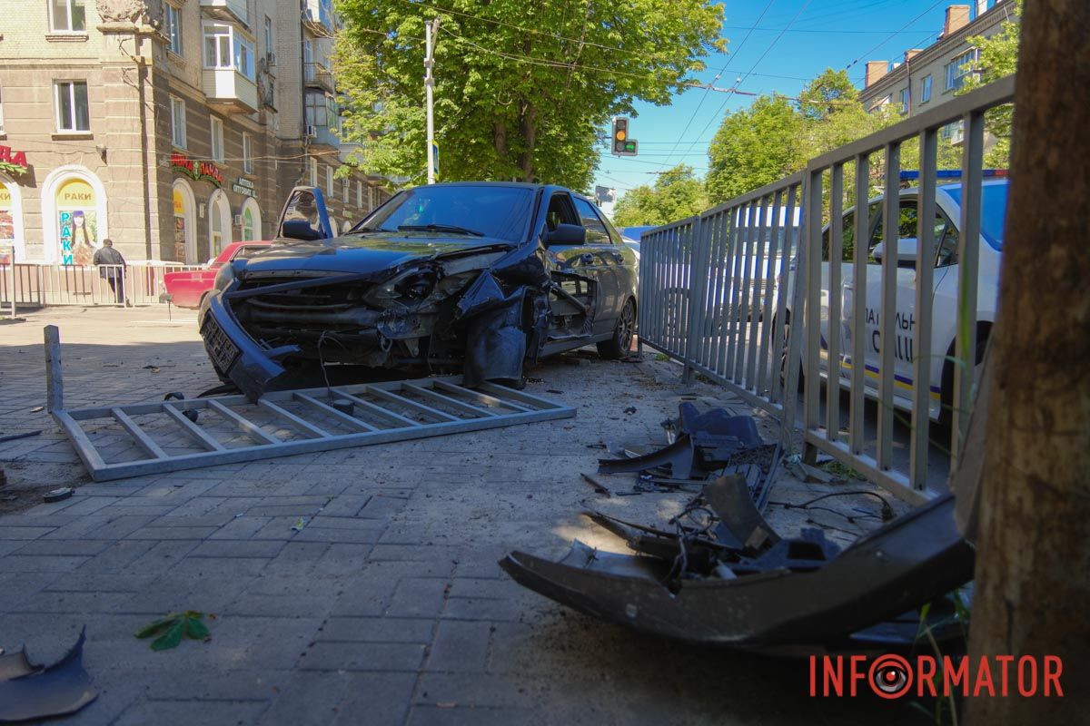 У Дніпрі на Незалежності зіткнулись Ford та Lada: рух ускладнено 17
