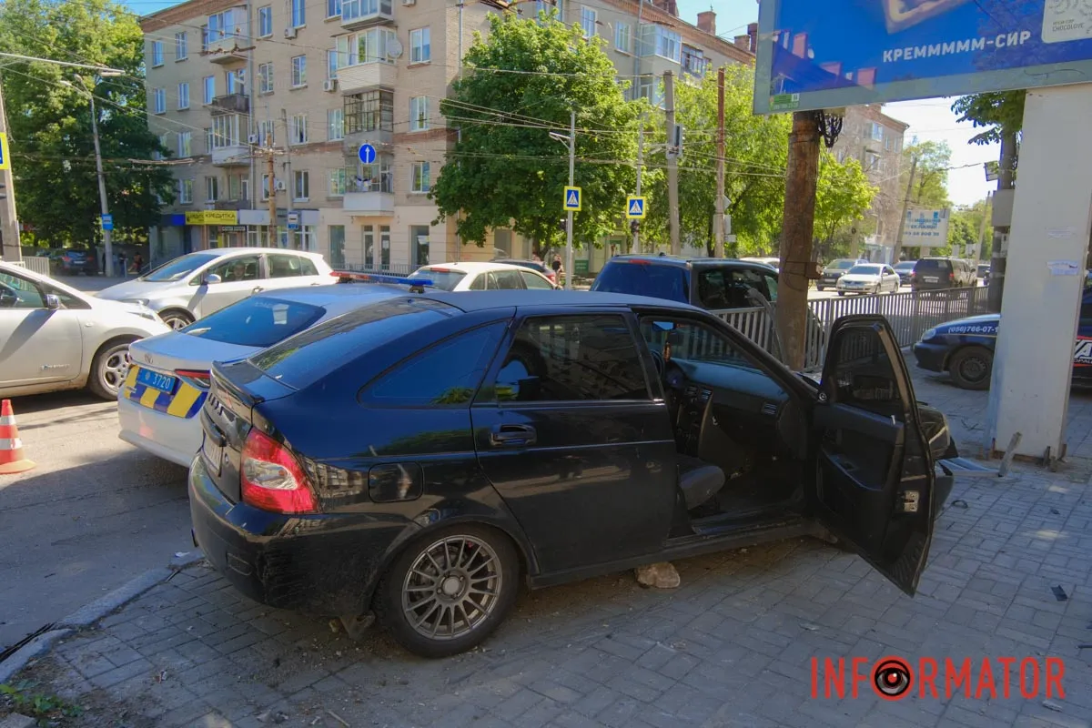 У Дніпрі на Незалежності зіткнулись Ford та Lada: рух ускладнено 6