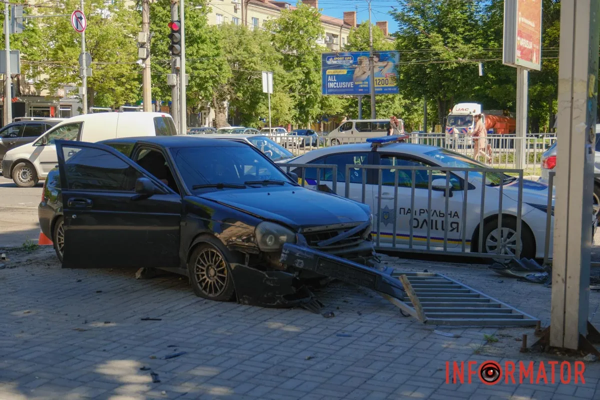 У Дніпрі на Незалежності зіткнулись Ford та Lada: рух ускладнено 13
