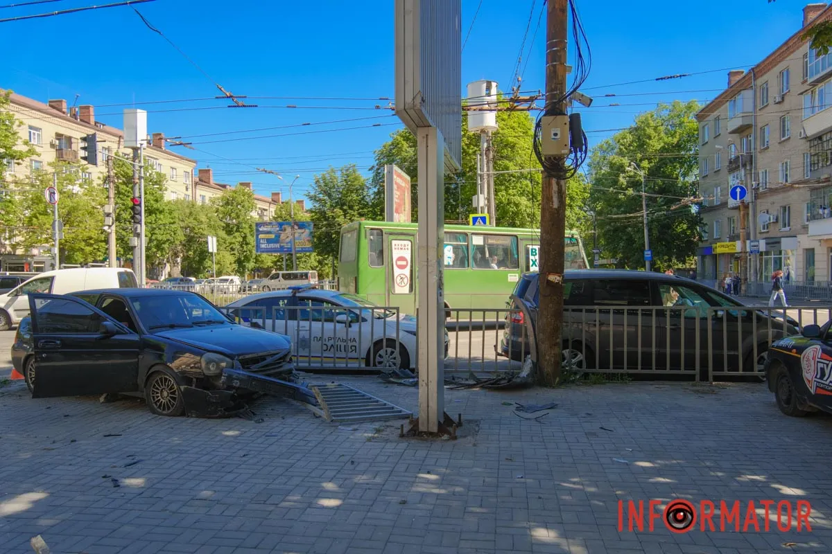 У Дніпрі на Незалежності зіткнулись Ford та Lada: рух ускладнено 2
