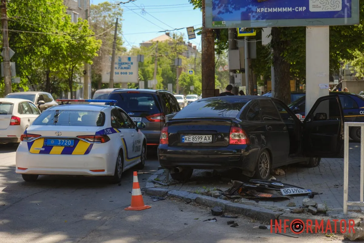 У Дніпрі на Незалежності зіткнулись Ford та Lada: рух ускладнено 5