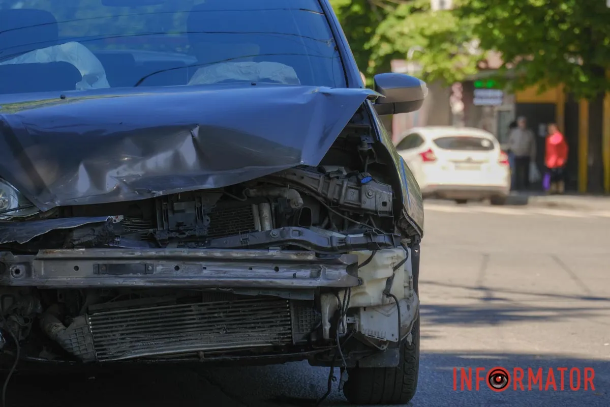 У Дніпрі на Незалежності зіткнулись Ford та Lada: рух ускладнено 9