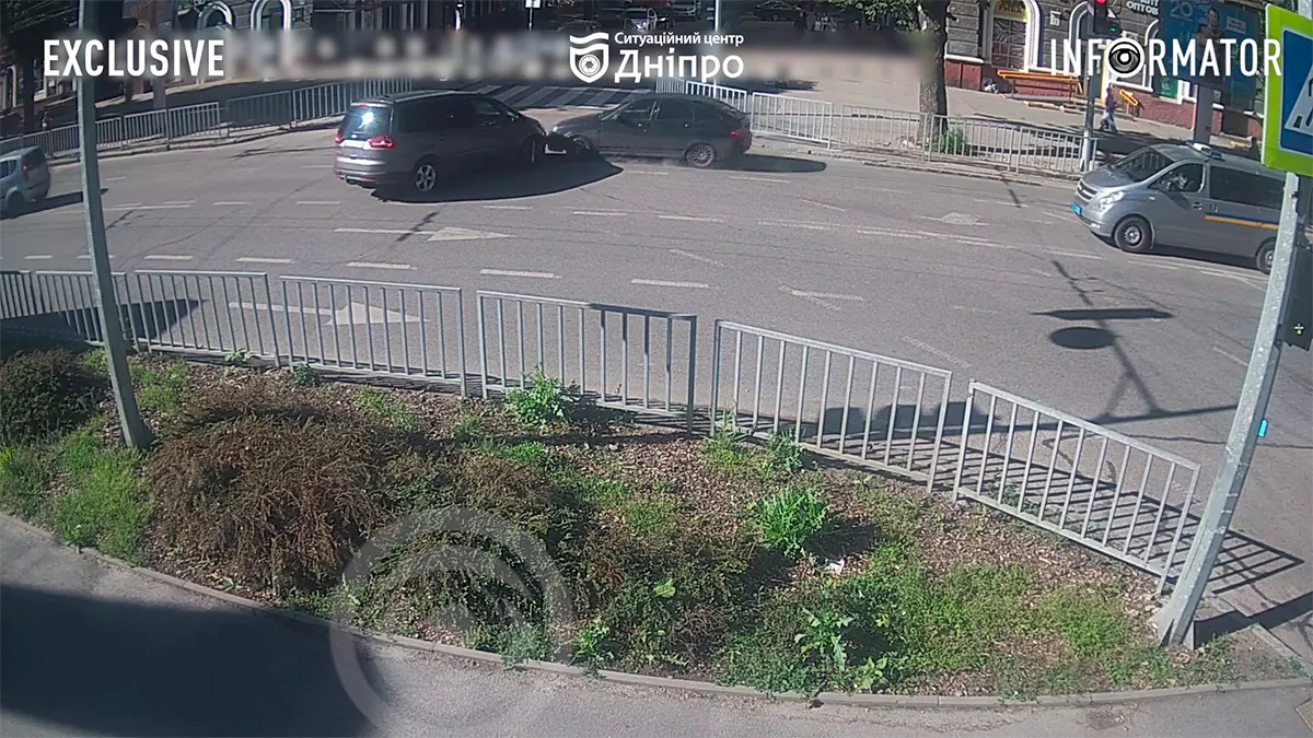 Відео моменту ДТП: у Дніпрі на Незалежності після зіткнення з Ford Lada в’їхала у паркан