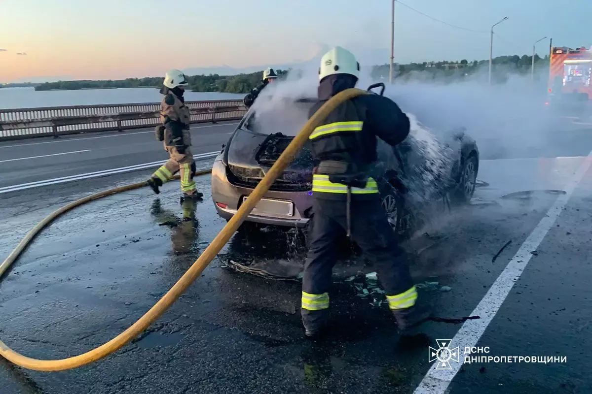 В Днепре на Южном мосту вспыхнул автомобиль 2