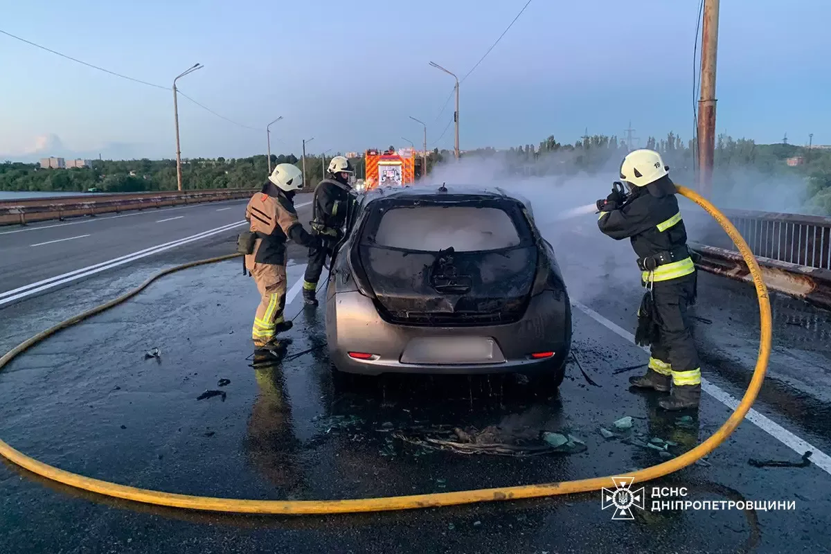 В Днепре на Южном мосту вспыхнул автомобиль 1